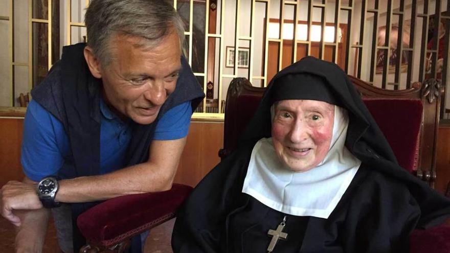 Sor Eulalia, junto a su sobrino Alejandro del Río del Busto, en el convento de la Visitación, en el Naranco.