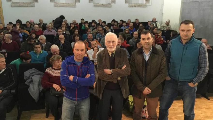 José Antonio Jar (del grupo Peña Santa), Eduardo Martínez del Pisón (ponente), José Manuel González (alcalde de Cangas de Onís) y José María Prieto (director del patronato deportivo), ayer, en la Casa de Cultura de Cangas de Onís.