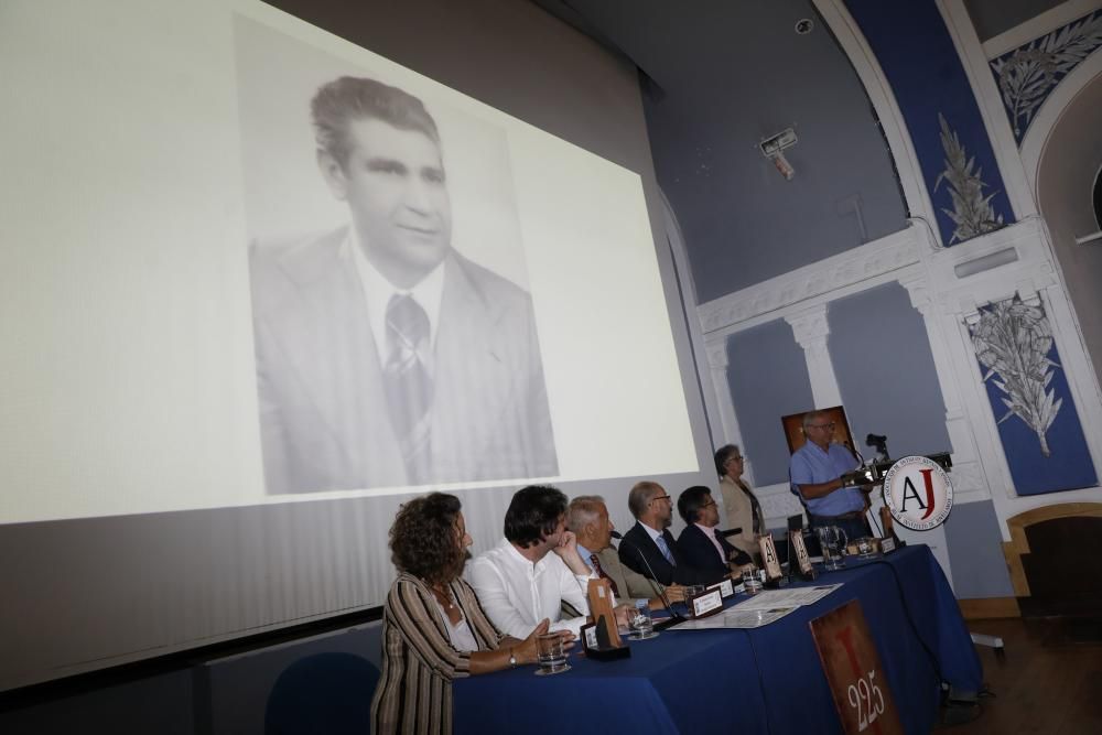 Entrega de distinciones a los antiguos alumnos del Instituto Jovellanos.