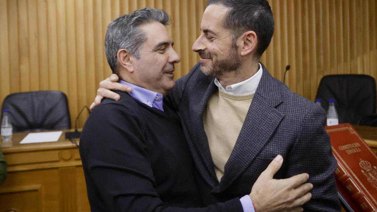 Ernesto Navarro, nuevo alcalde socialista de Chiva, con el secretario provincial del PSPV, Carlos Fernández Bielsa.