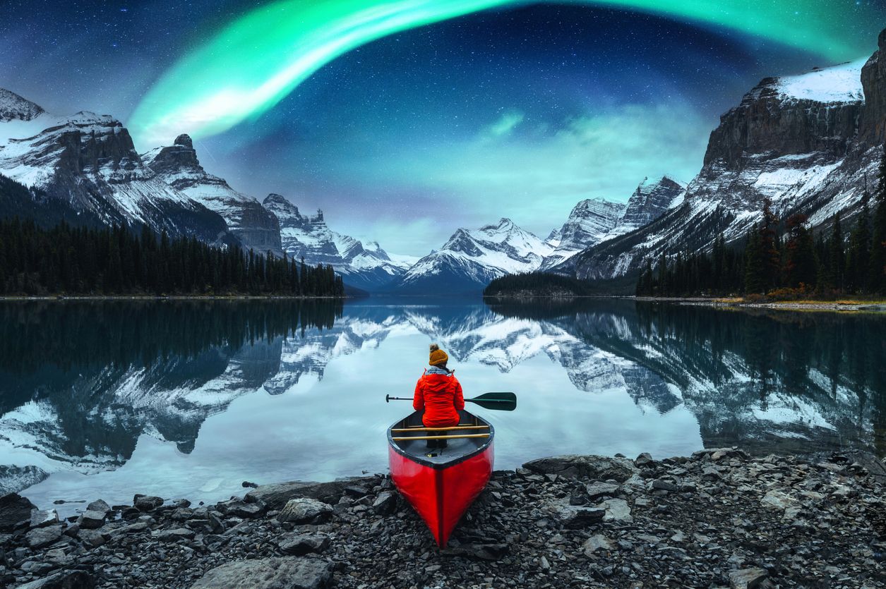Aurora boreal sobre la isla Spirit, en el lago Maligne en el parque nacional Jasper, Canadá