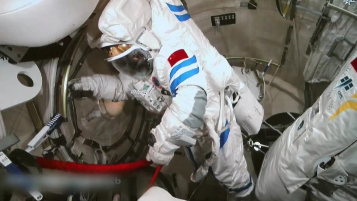 Astronautas chinos cumplen su primera misión fuera de la estación espacial