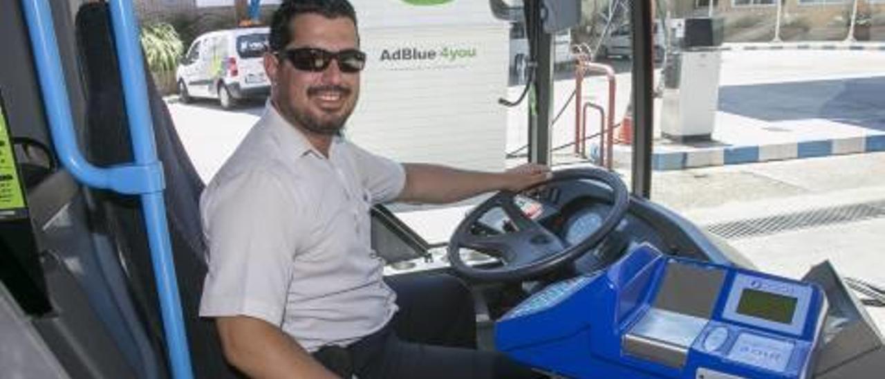 Francisco Javier Flores al volante de un autobús.