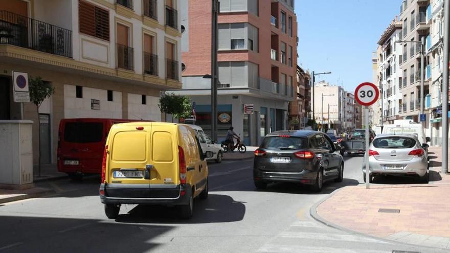 Una señal de velocidad limitada a 30 en la calle Pérez Casas de Lorca.