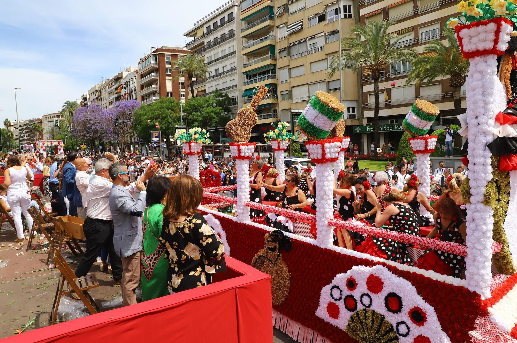 La Batalla de las Flores abre el Mayo festivo en Córdoba con 90.000 claveles