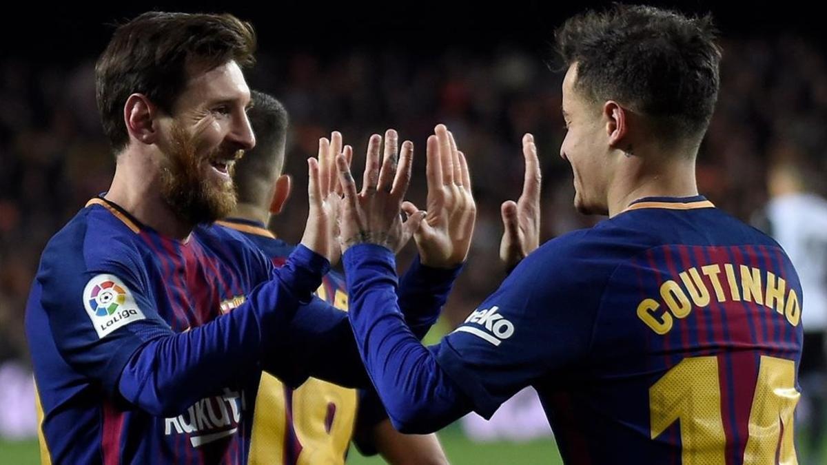 Messi felicita a Coutinho en el último duelo de Copa.