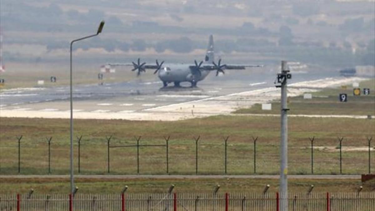 Un avión de la fuerza aérea estadounidense en la base turca de Incirlik.