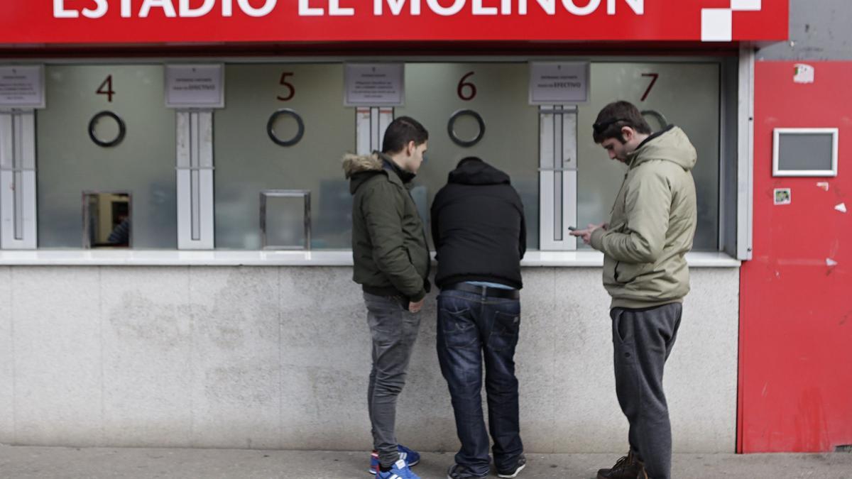 Aficionados del Sporting, en la taquilla de El Molinón