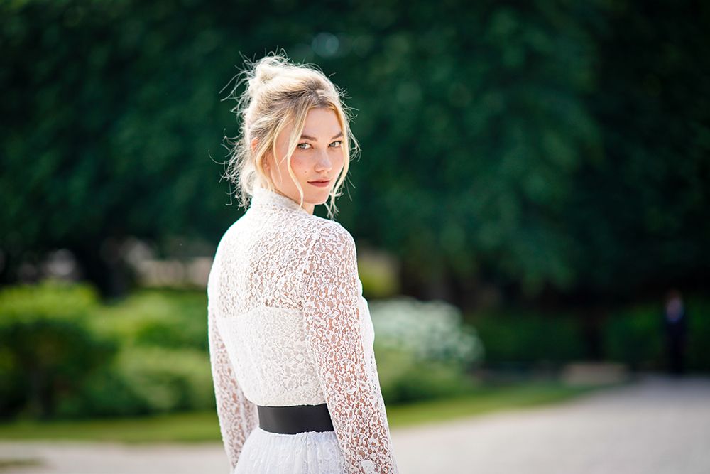 Karlie Kloss con vestido de Dior