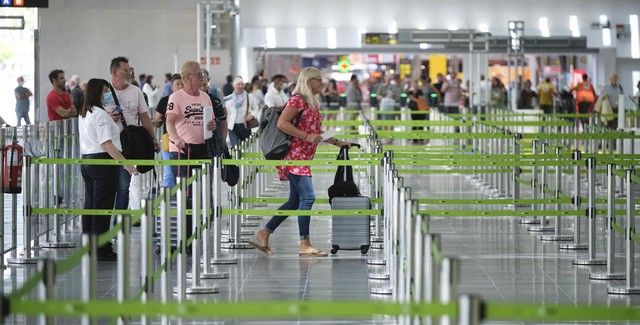 La ministra de Transportes, Raquel Sánchez, inaugura las terminales del Aeropuerto Tenerife Sur