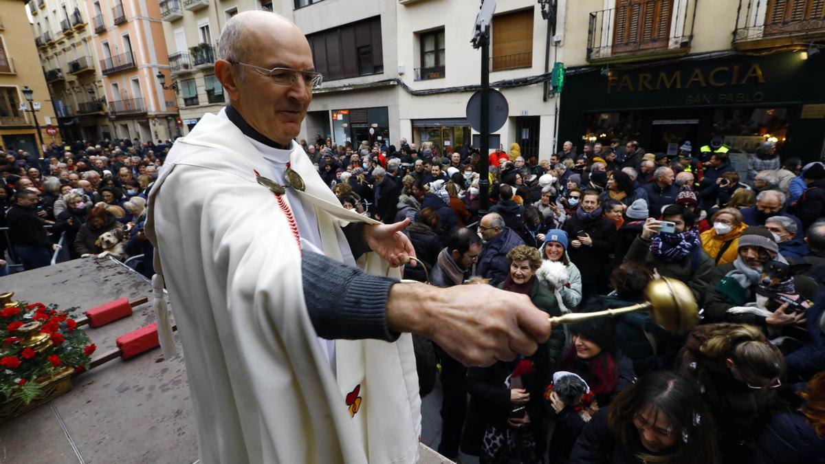 Los zaragozanos acuden a la parroquia de San Antón para la tradicional bendición de sus animales