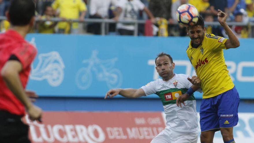 Nino jugó su último partido como jugador del Elche en Cádiz