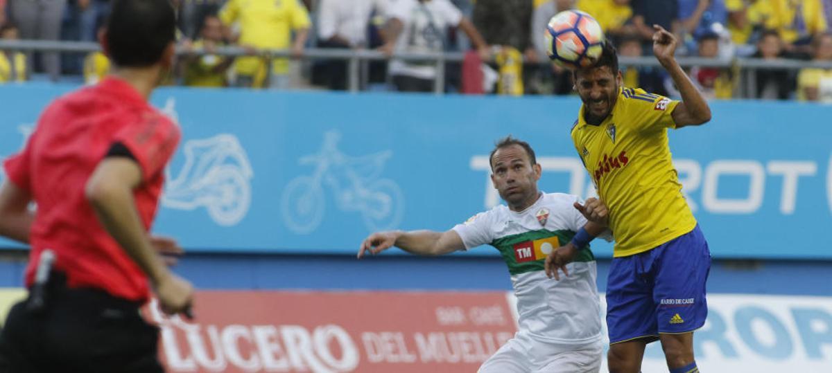Nino jugó su último partido como jugador del Elche en Cádiz