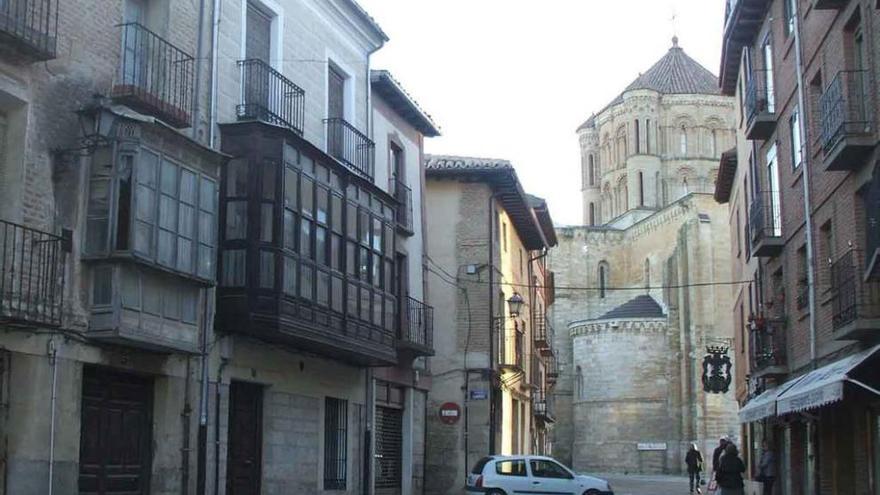 Vista de una de las calles situadas en pleno casco histórico, junto a la Colegiata de Toro. Foto