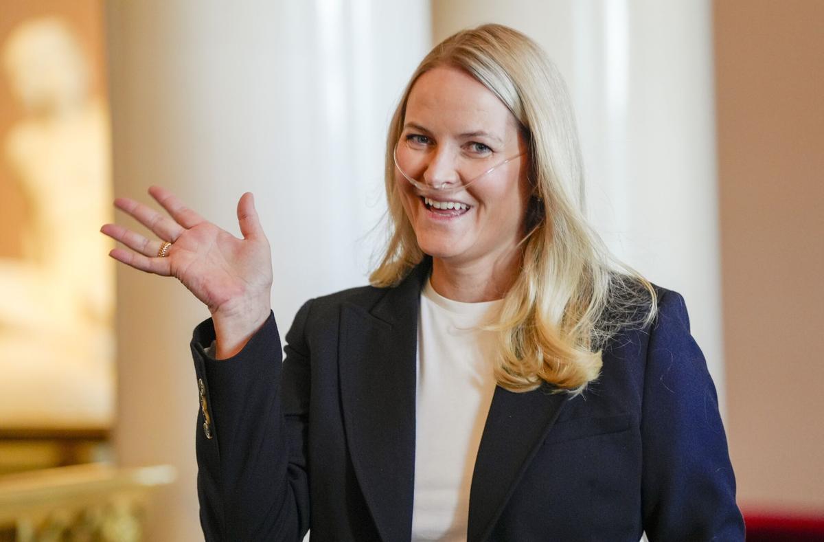 La princesa Mette-Marit, con respirador de oxígeno, en una comparecencia de la casa real Noruega, hoy.