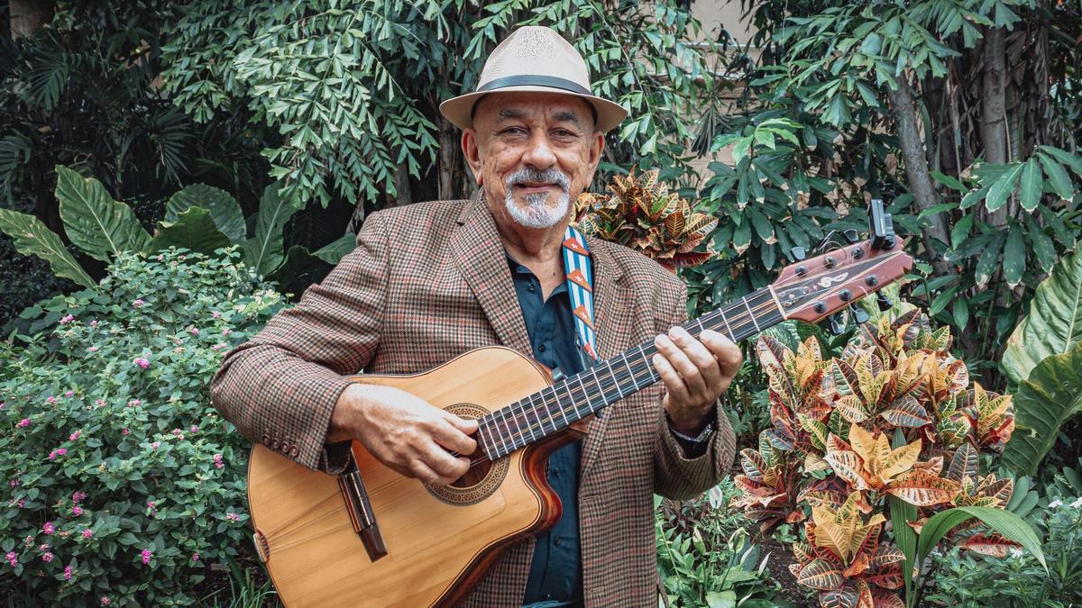 Pancho Amat con el tres cubano, instrumento local que domina y con el que se compone buena parte de la música de la isla.