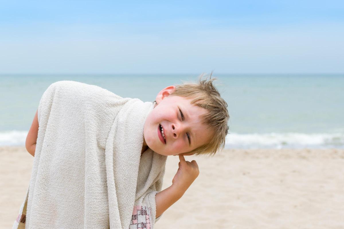 El agua del mar o la piscina puede causar infecciones auditivas.