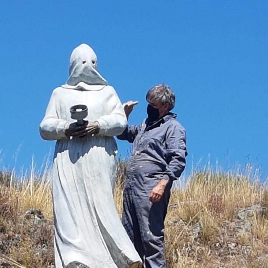 Ricardo Flecha retoca su monumento al penitente en Bercianos de Aliste.