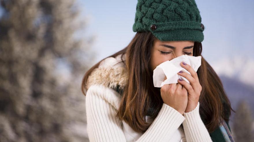 Estornudar puede ser un síntoma tanto de la fiebre como del resfriado