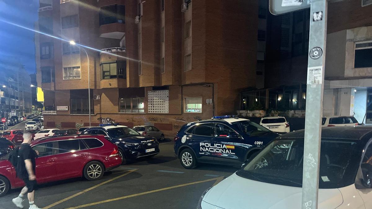 Las dos patrullas de Policía Nacional, en el lugar de los hechos.