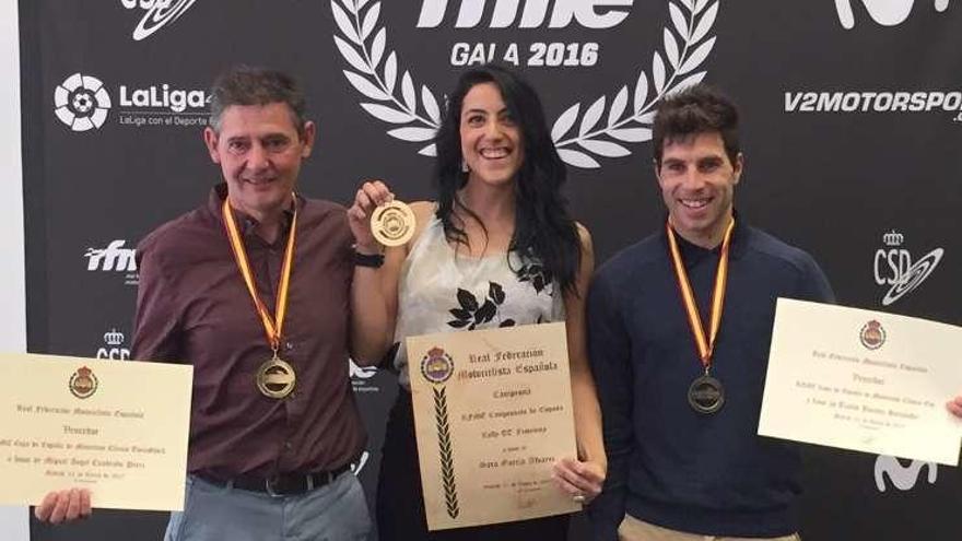 Los tres zamoranos, con sus diplomas y medallas.