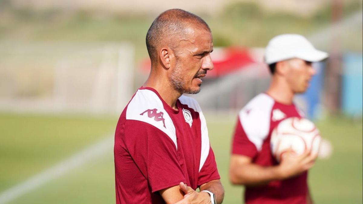 Beto observa un entrenamiento durante la pretemporada.