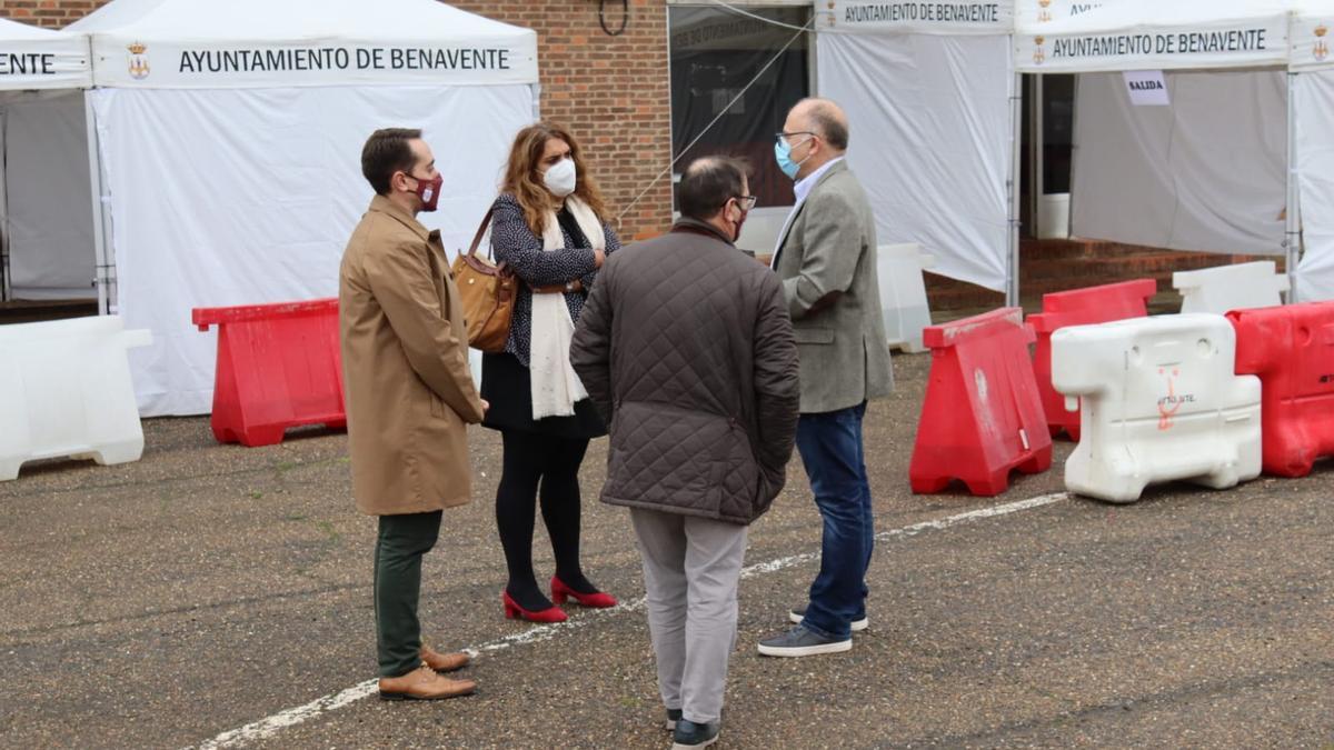 Responsables sanitarios y locales en el recinto ferial, dónde se centralizarán todas las pruebas PCR por COVID-19