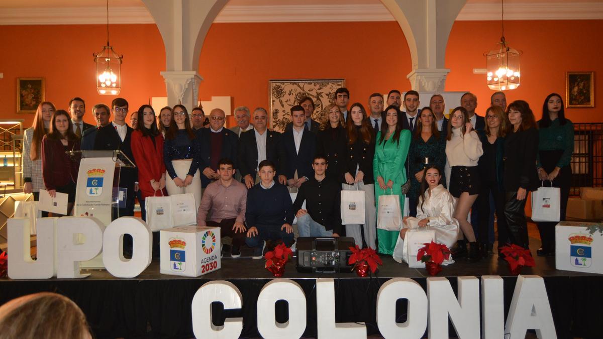 Foto de familia de los alumnos premiados junto al resto de autoridades académicas y políticas.