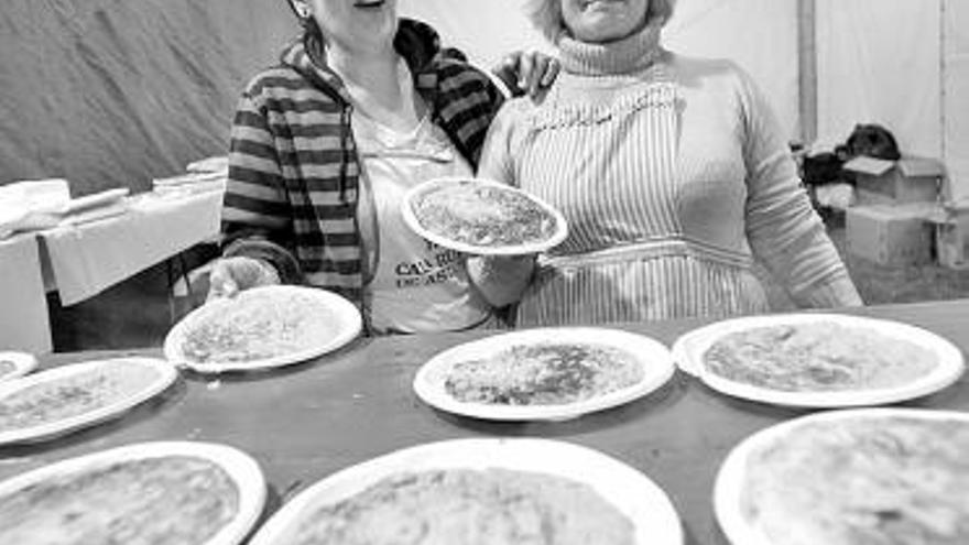 Ana García y Charo García, con tortillas de oricio, en una edición del festival.