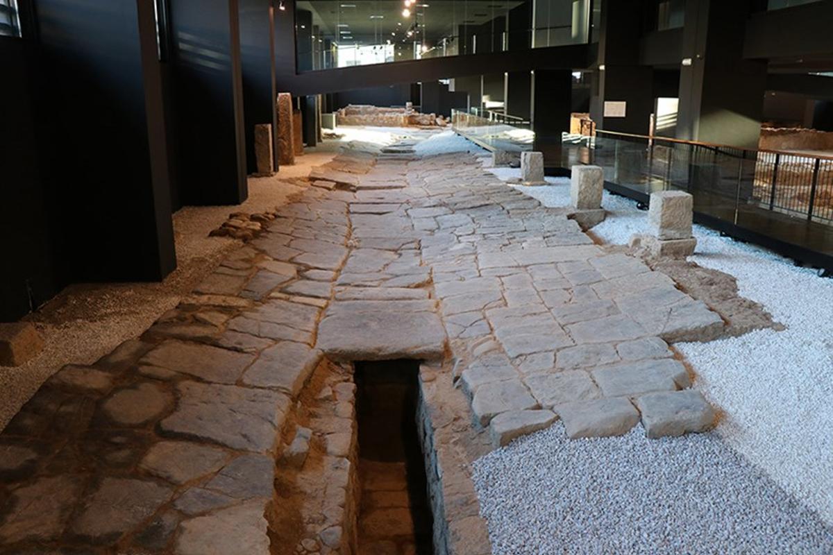 Tramo de calzada romana que se conserva en el museo de la Vica del Pòrtic.