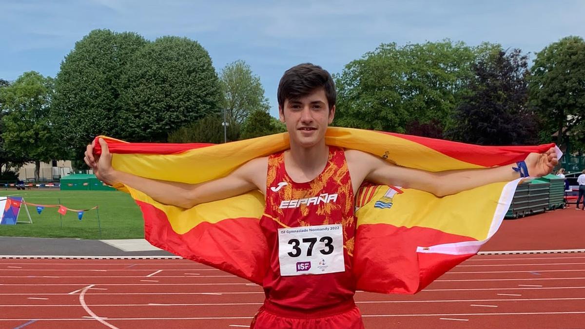 Sergio del Barrio posa con la bandera de España tras lograr la plata en la Gimnasiada.