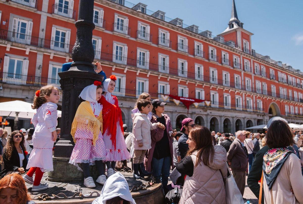 Asistentes a la 41ª edición del Festival de danzas madrileñas, en la Plaza Mayor.