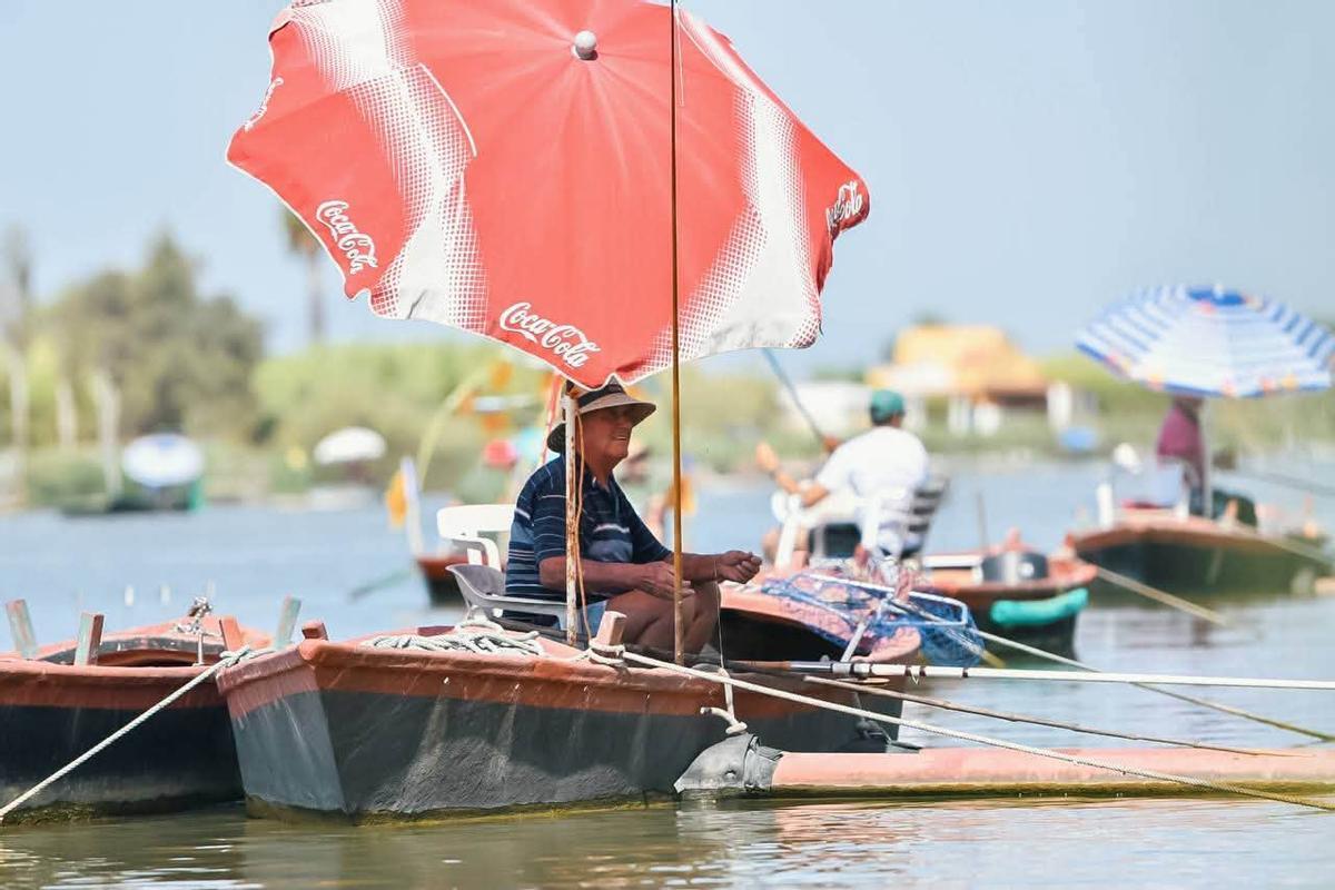 El concurso de pesca 'a l'hamot' de l'Estany reúne a decenas de participantes.
