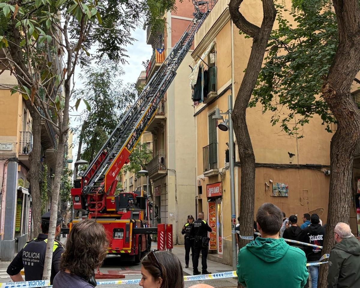 Incendio en el número 63 de la calle Riera Alta, en el barrio del Raval de Barcelona