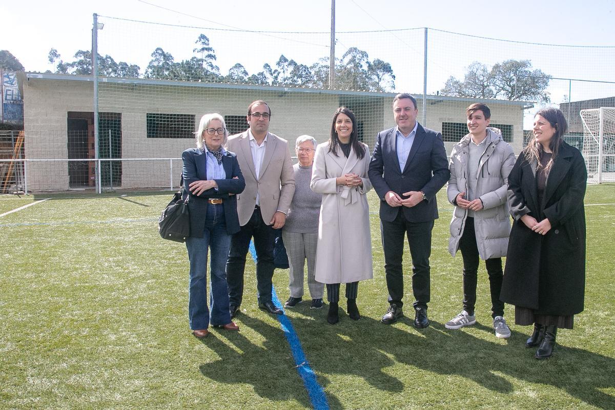 Pola esquerda, os edís Herminia Pouso (PBBI), Francisco Suárez-Puerta (PSOE) e Cruz Rivadulla (BNG), con María Sampedro, Valentín González, Luís Pérez (BNG) e Cristina García, este xoves no campo de fútbol de Oleiros.