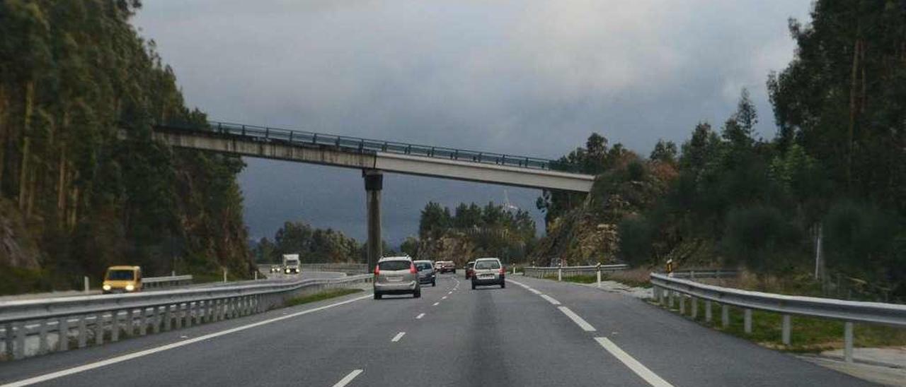 Circulación de vehículos, ayer, en la Autovía do Morrazo (AG-46) en Meira. // Gonzalo Núñez