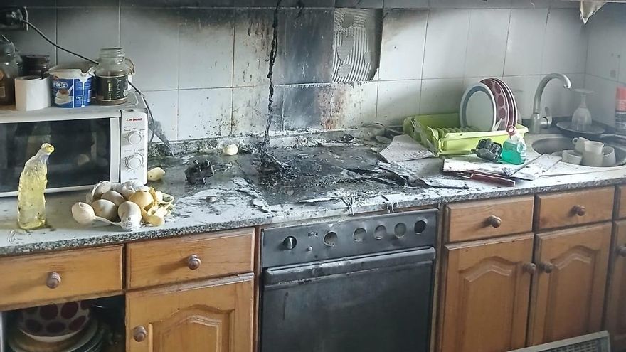 Herida leve al incendiarse la cocina de una vivienda en Arteixo