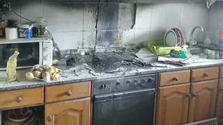 Herida leve al incendiarse la cocina de una vivienda en Arteixo