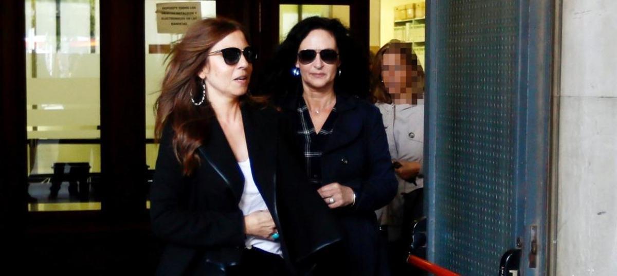 La cuñada y la gerente de Magrudis salen de los juzgados.