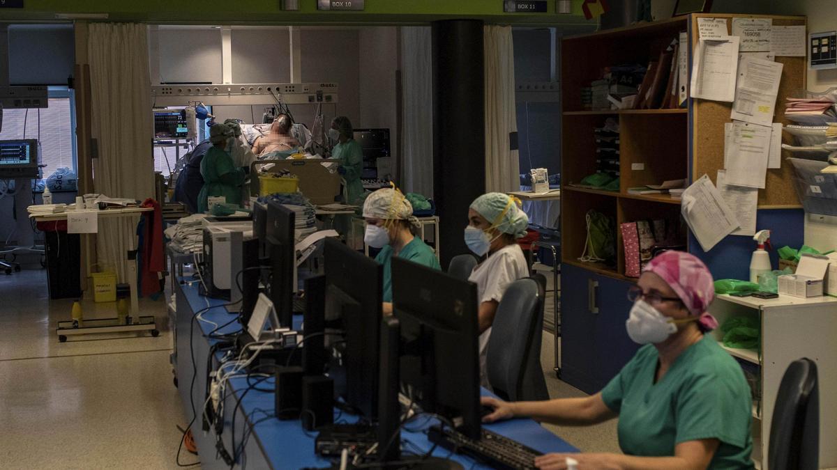 Profesionales de la UCI en Zamora, ante las pantallas.