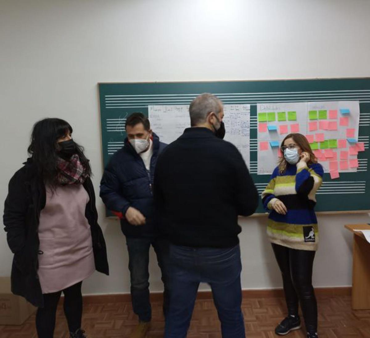 Una de las reuniones presenciales celebradas. | SERVICIO ESPECIAL