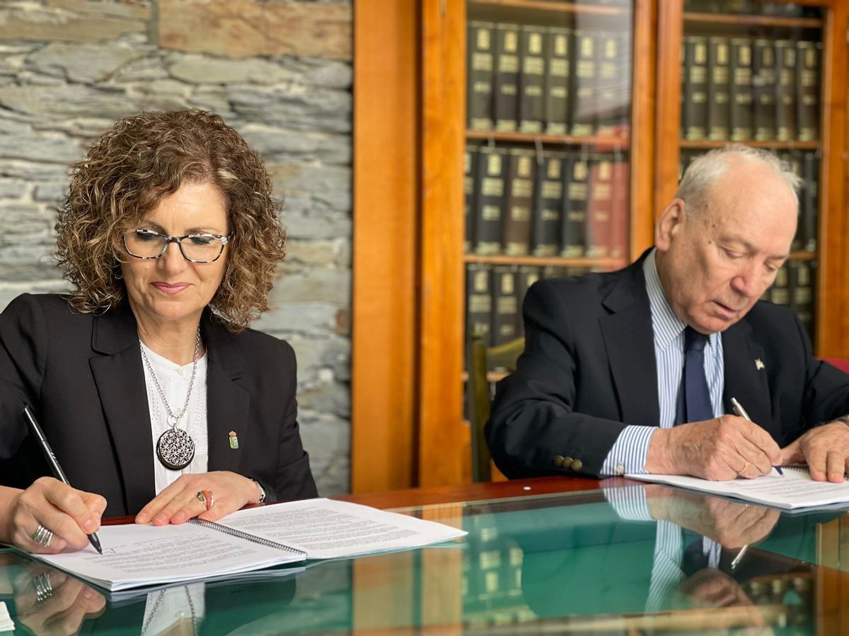 Ana Isabel Fernández y Francisco Rodríguez en la firma del convenio.