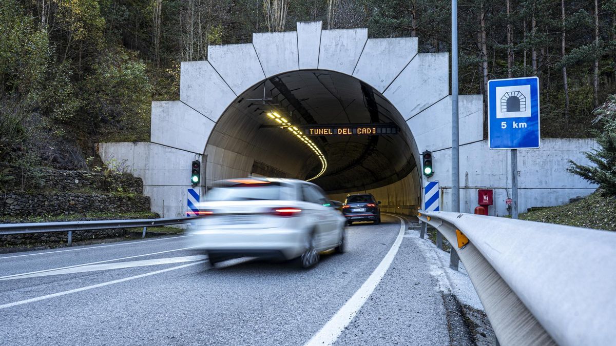 Vehicles entrant per la boca sud del túnel del Cadí
