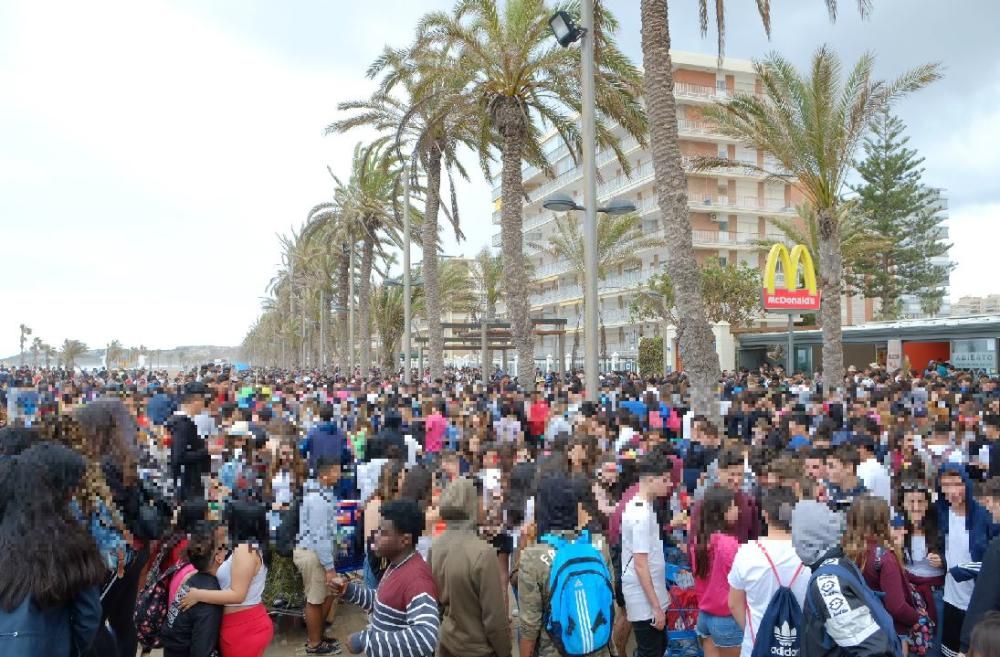 Miles de jóvenes celebran el botellón en la playa de San Juan