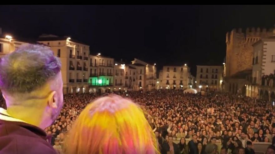 La plaza Mayor canta El Redoble, futuro himno de Cáceres, en los conciertos de Los 40