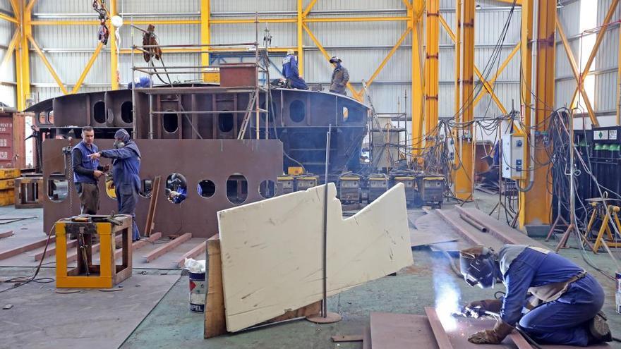 Trabajadores en plena faena en Cardama Shipyard. // Marta G. Brea