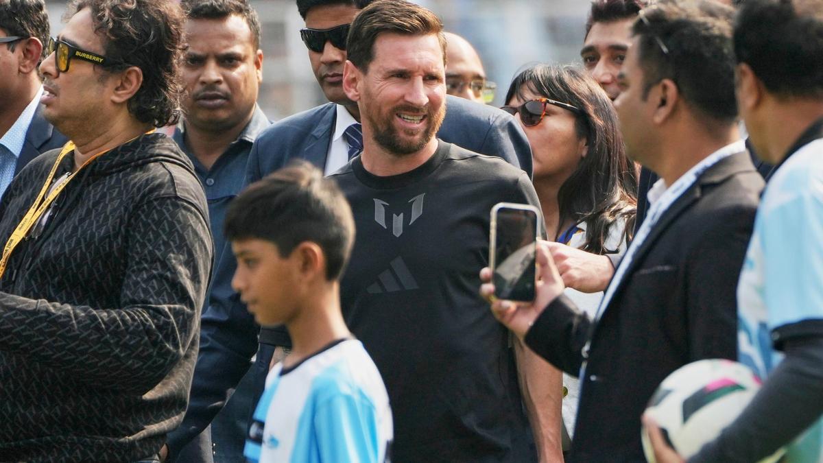 Cargas policiales y denuncias de estafa empañan la visita fugaz de Messi a Calcuta
