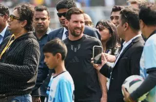 Cargas policiales y denuncias de estafa empañan la visita fugaz de Messi a Calcuta