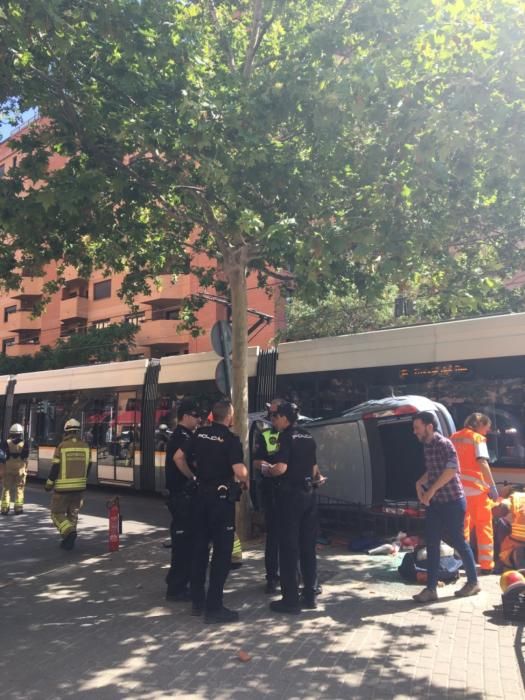 Un conductor herido al chocar con el tranvía en Valencia