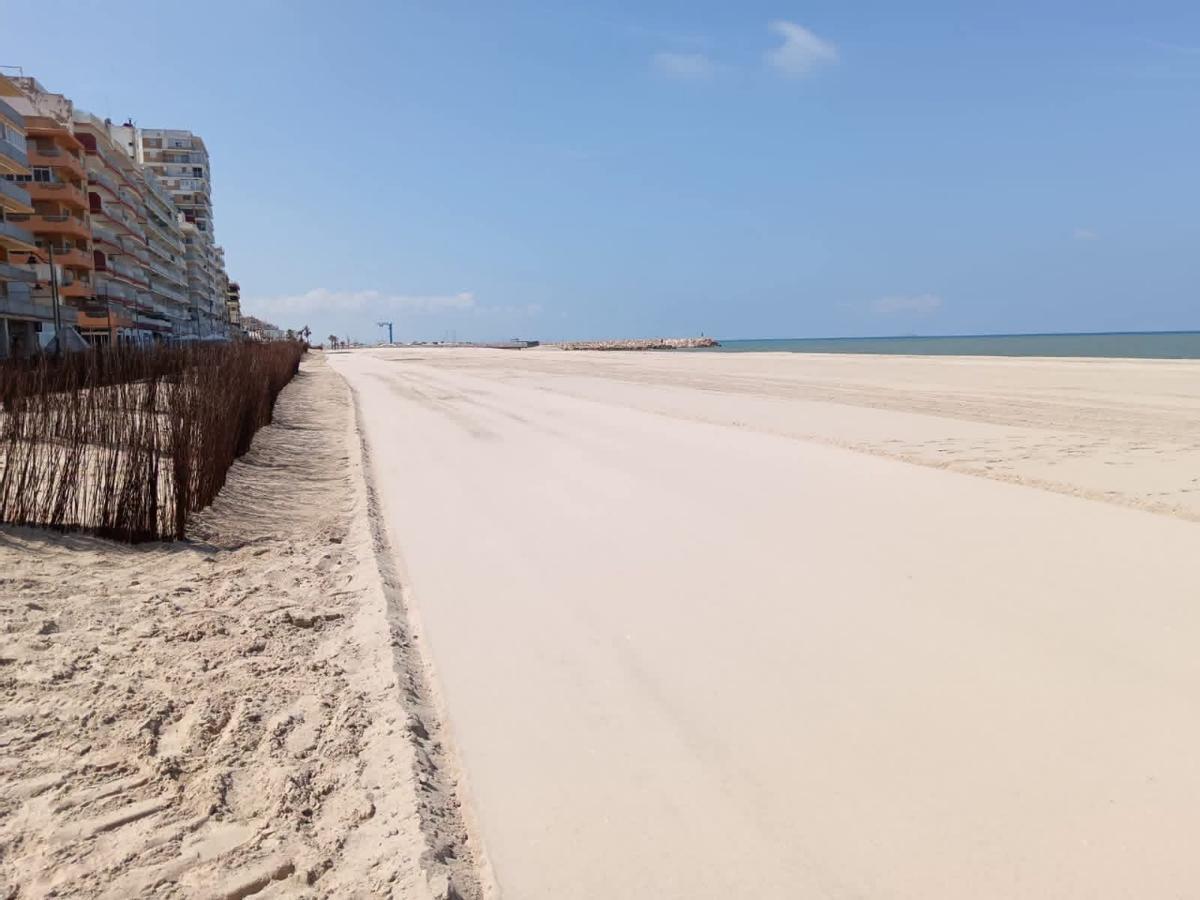 La playa de El Perelló está abierta desde este sábado, aunque permanece cerrad la zona de El Socarrat.